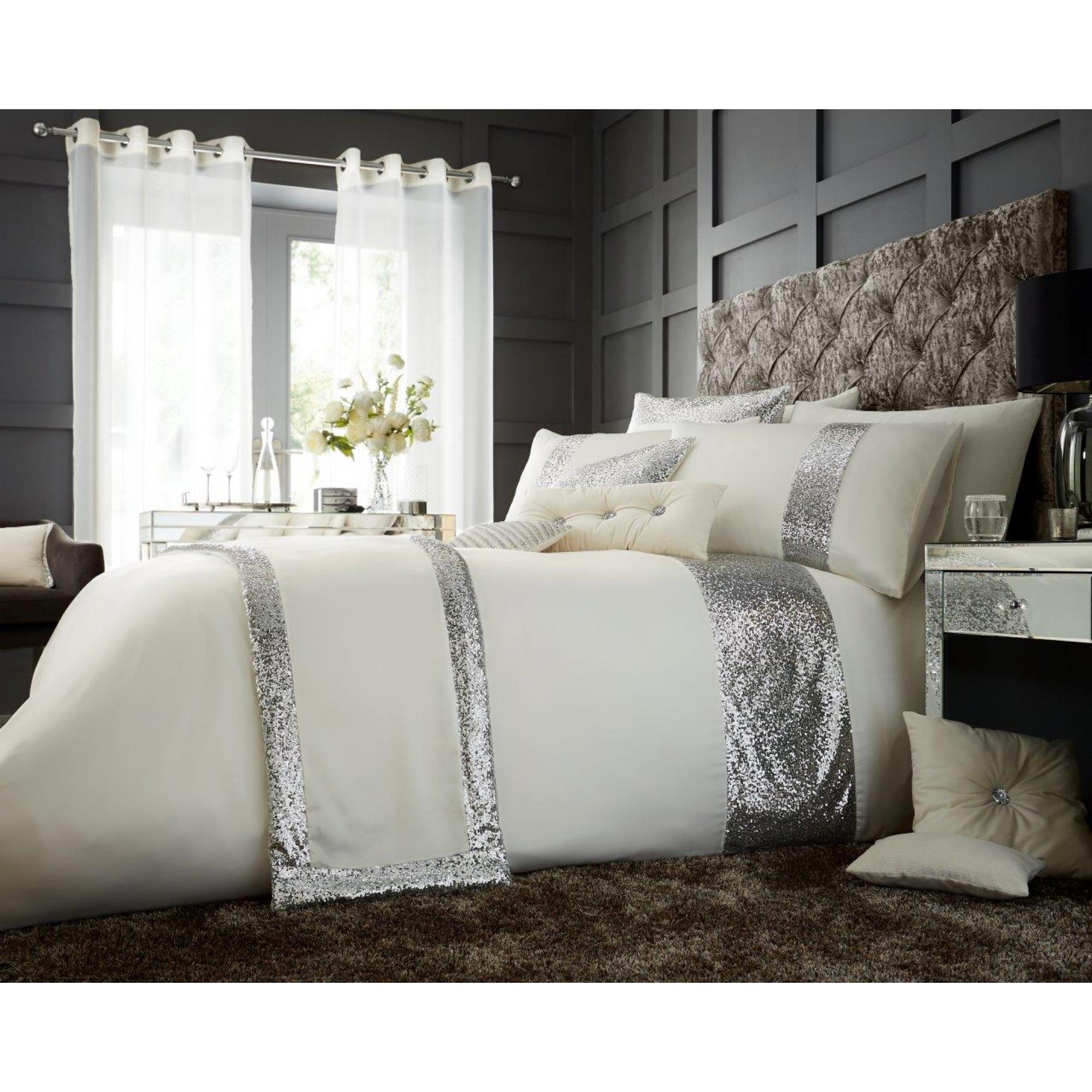 GLAMOROUS CUSHION COVER CREAM - 2204