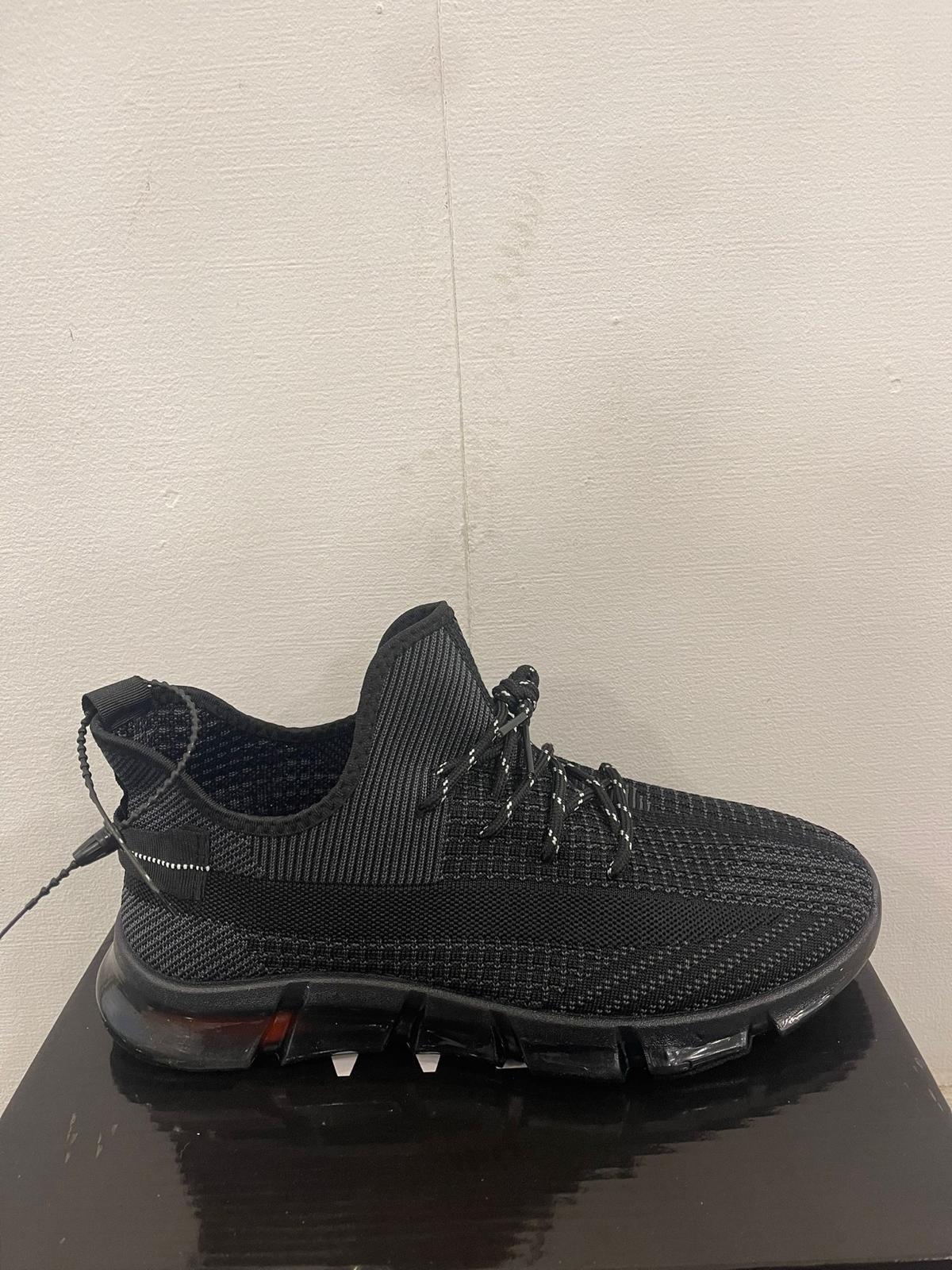 Men Black Ultra Comfortable Anti-Slip Sports Sneakers