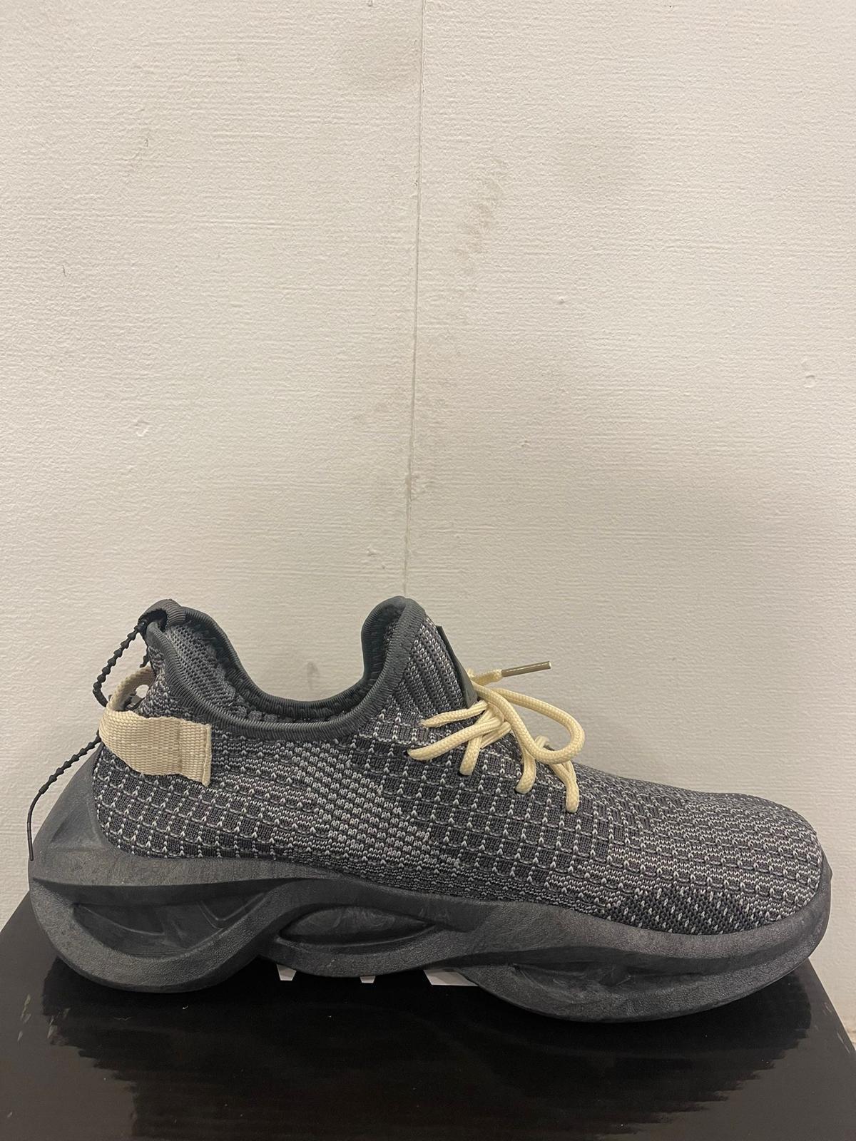Men Grey Breathable Knitted Running Shoes for Gym