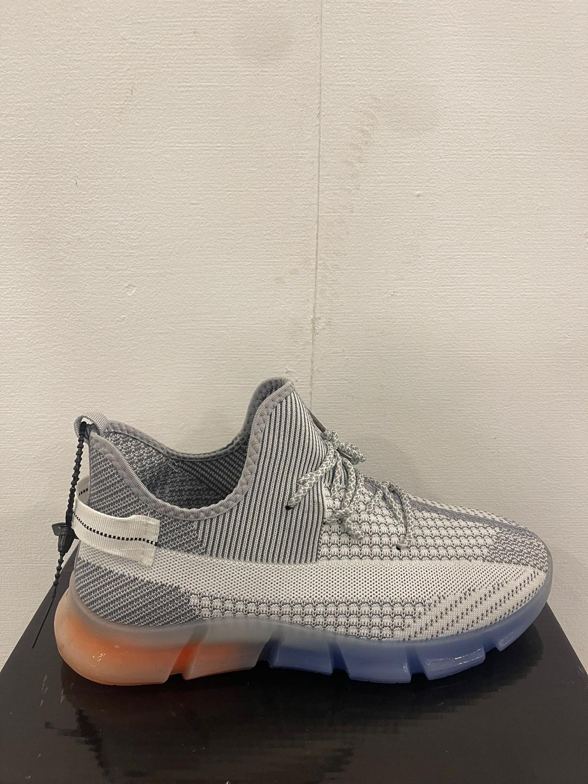 Men White Ultra Comfortable Anti-Slip Sports Sneakers